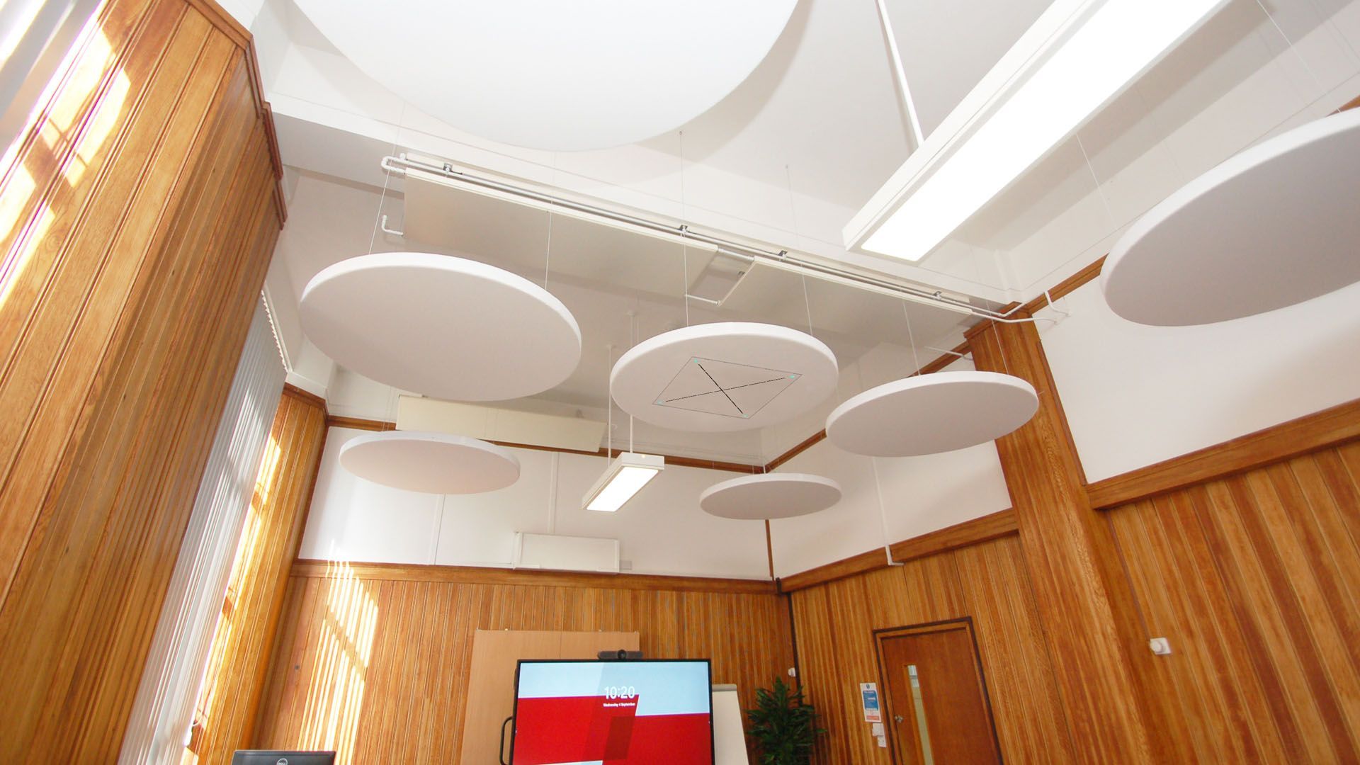 Sennheiser TeamConnect Ceiling та гібридні акустичні панелі TK-Team – оптимальна комбінація