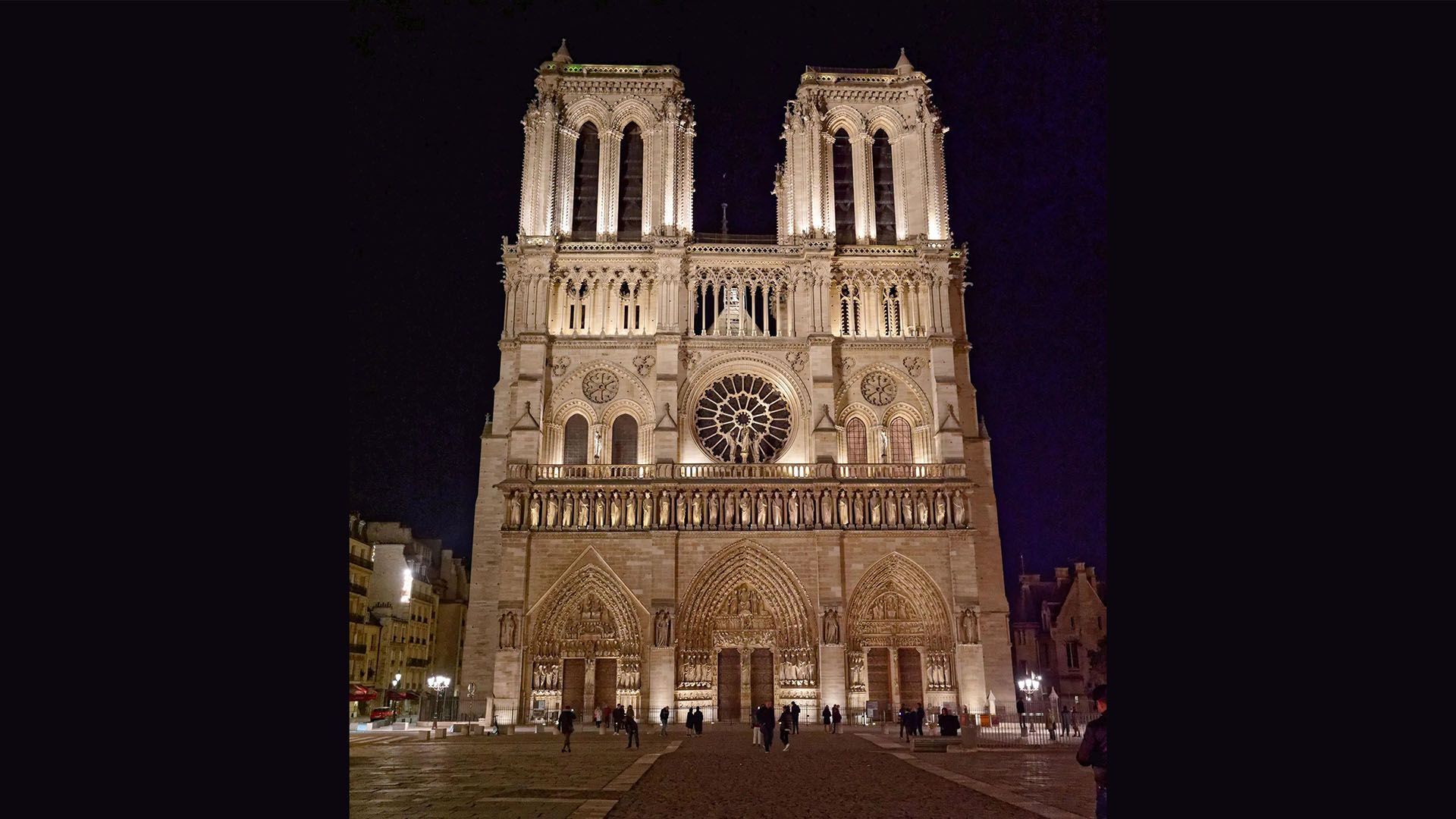 Sennheiser Spectera у реконструйованому Нотр-Дам де Парі