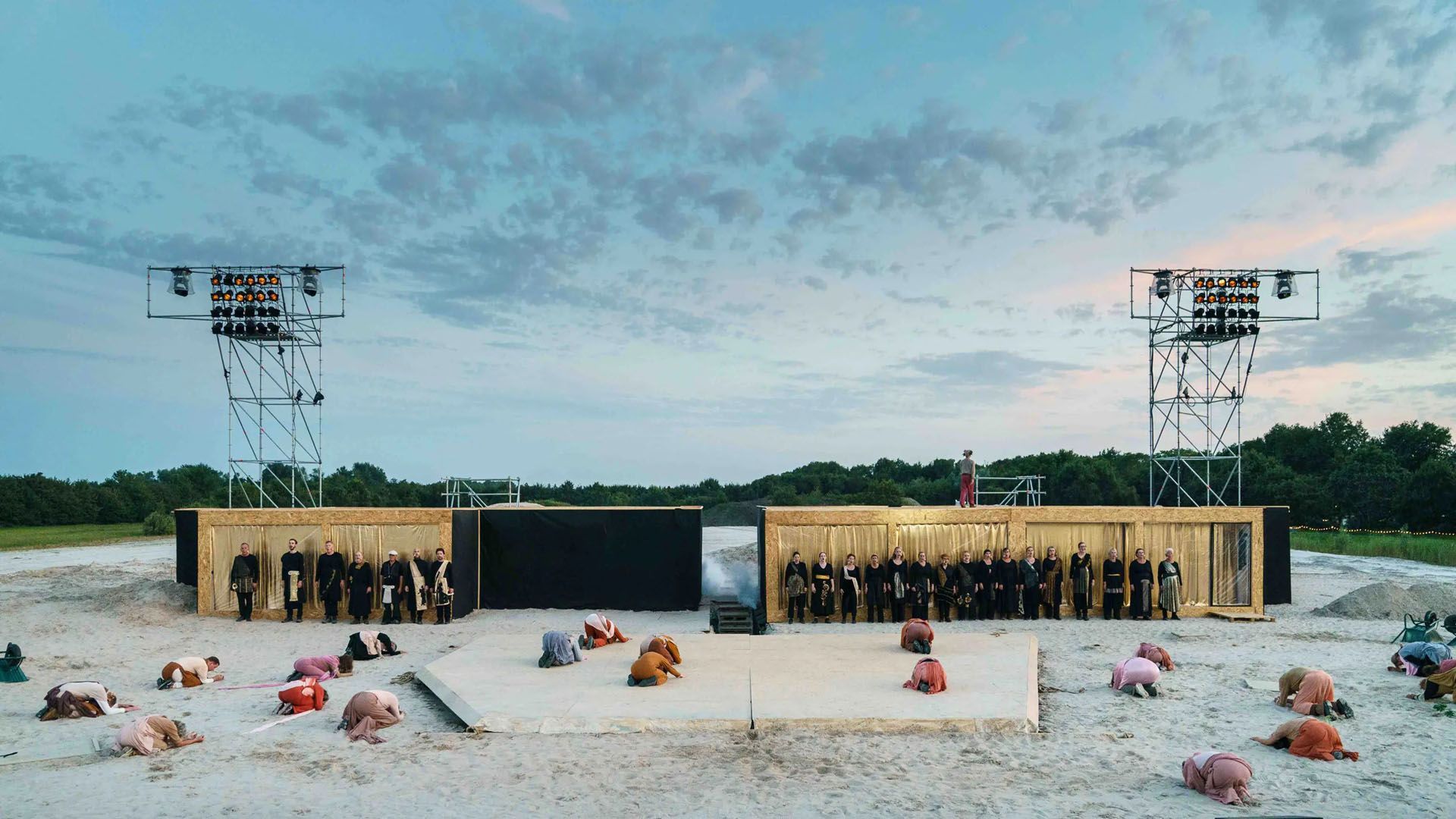 Сучасна театральна постановка просто неба: Sennheiser Spectera серед піщаного кар'єру