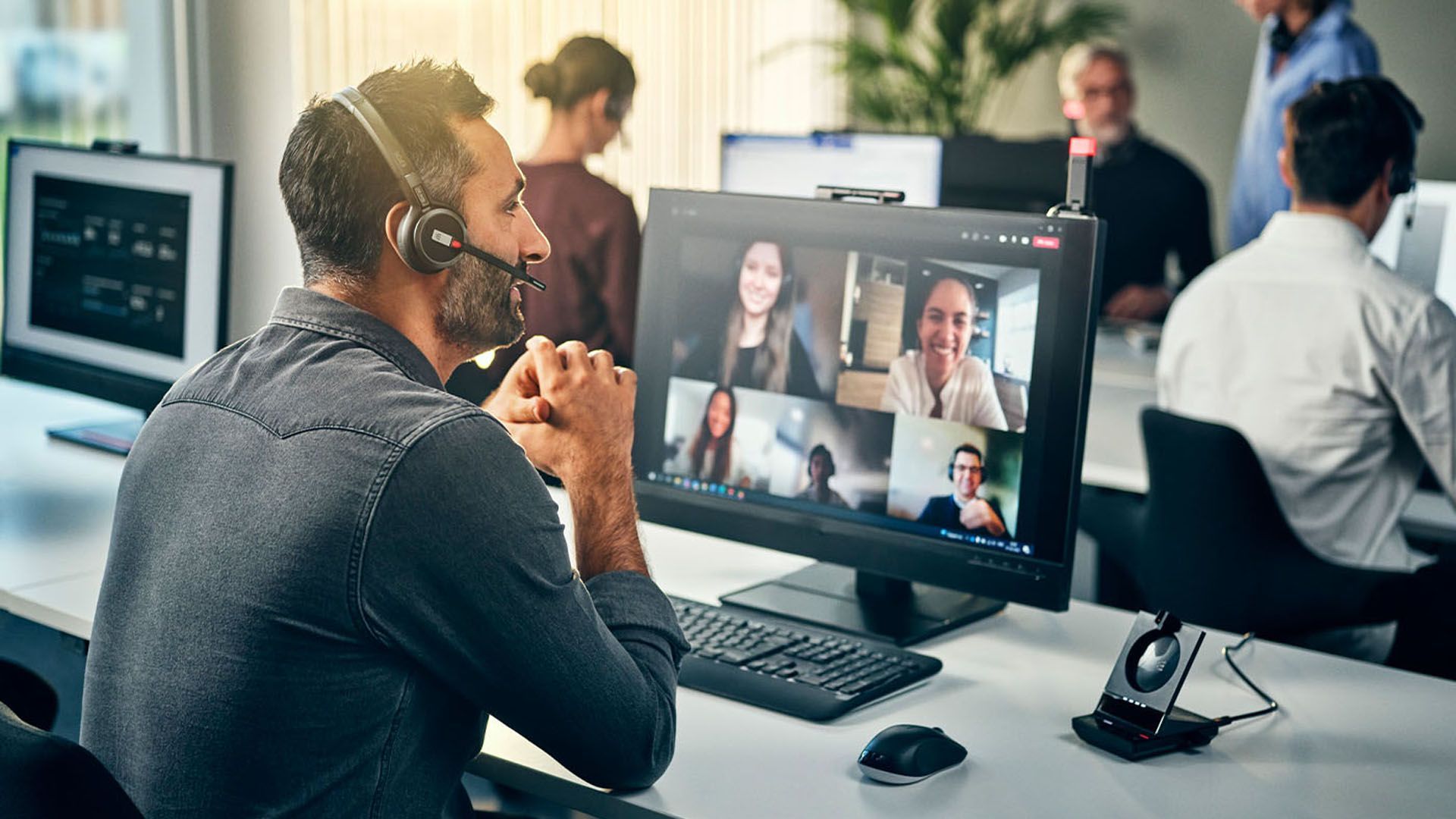 Гарнітури EPOS для роботи з Microsoft Teams у великому відкритому офісі