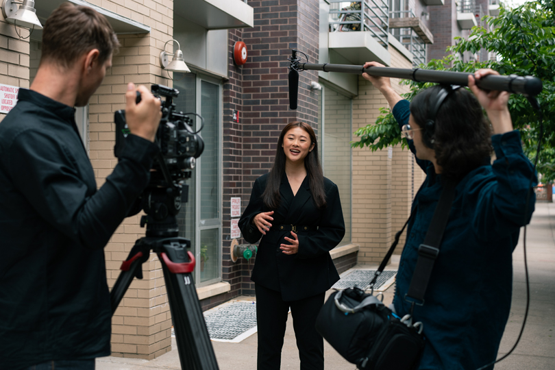 Для професіоналів Sennheiser рекомендує високоякісні спрямовані мікрофони MKH 416 та MKH 8060, які ідеально підійдуть для роботи з камерою